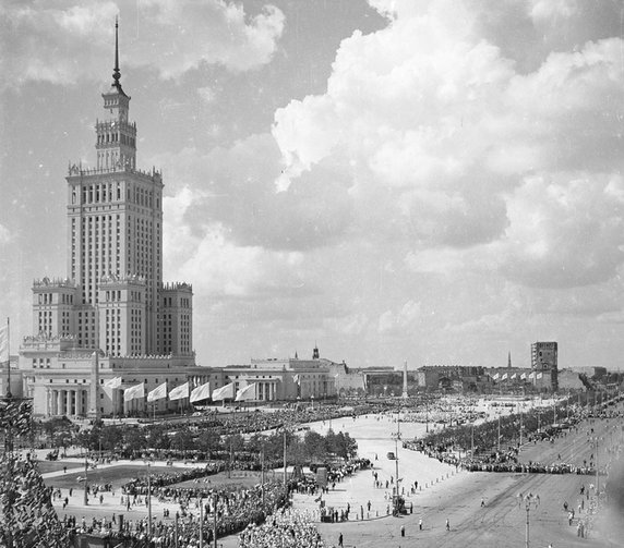 PKiN oraz plac Defilad - widok z dachu budynku przy ulicy Marszałkowskiej w 1955 r.