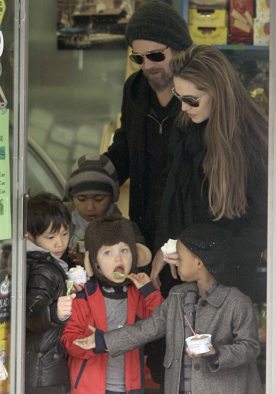 Angelina Jolie i Brad Pitt z dziećmi: Maddoxem (8 l.), Paxem (6 l.),  Zaharą (5 l.),  Shiloh (3 l.) w Wenecji