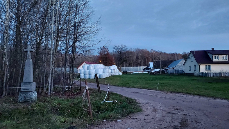 Metalowa zapora na granicy z Białorusią we wsi Tołcze