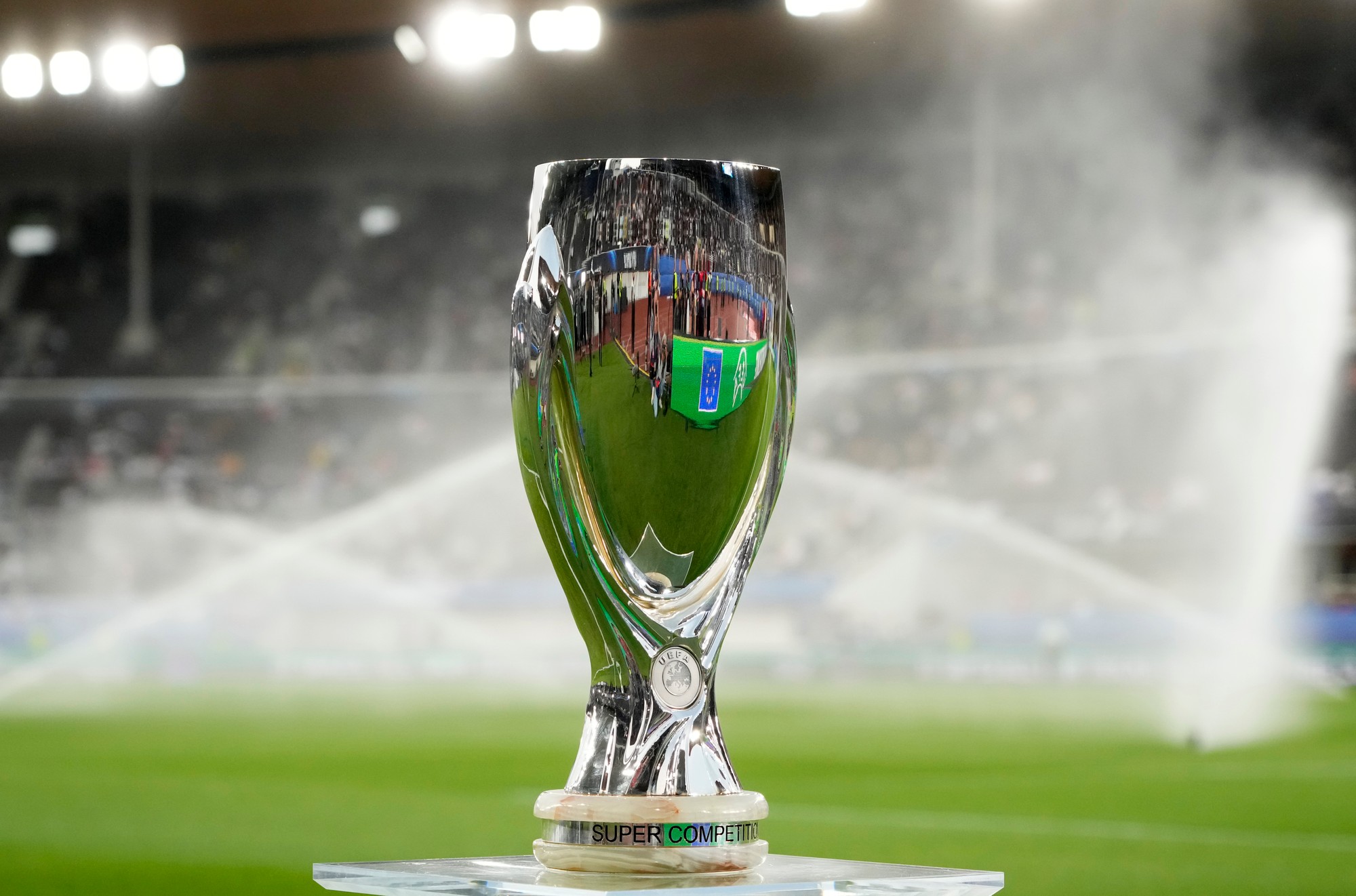 Trofej pre víťaza pred začiatkom zápasu európskeho Superpohára UEFA Real Madrid - Eintracht Frankfurt.