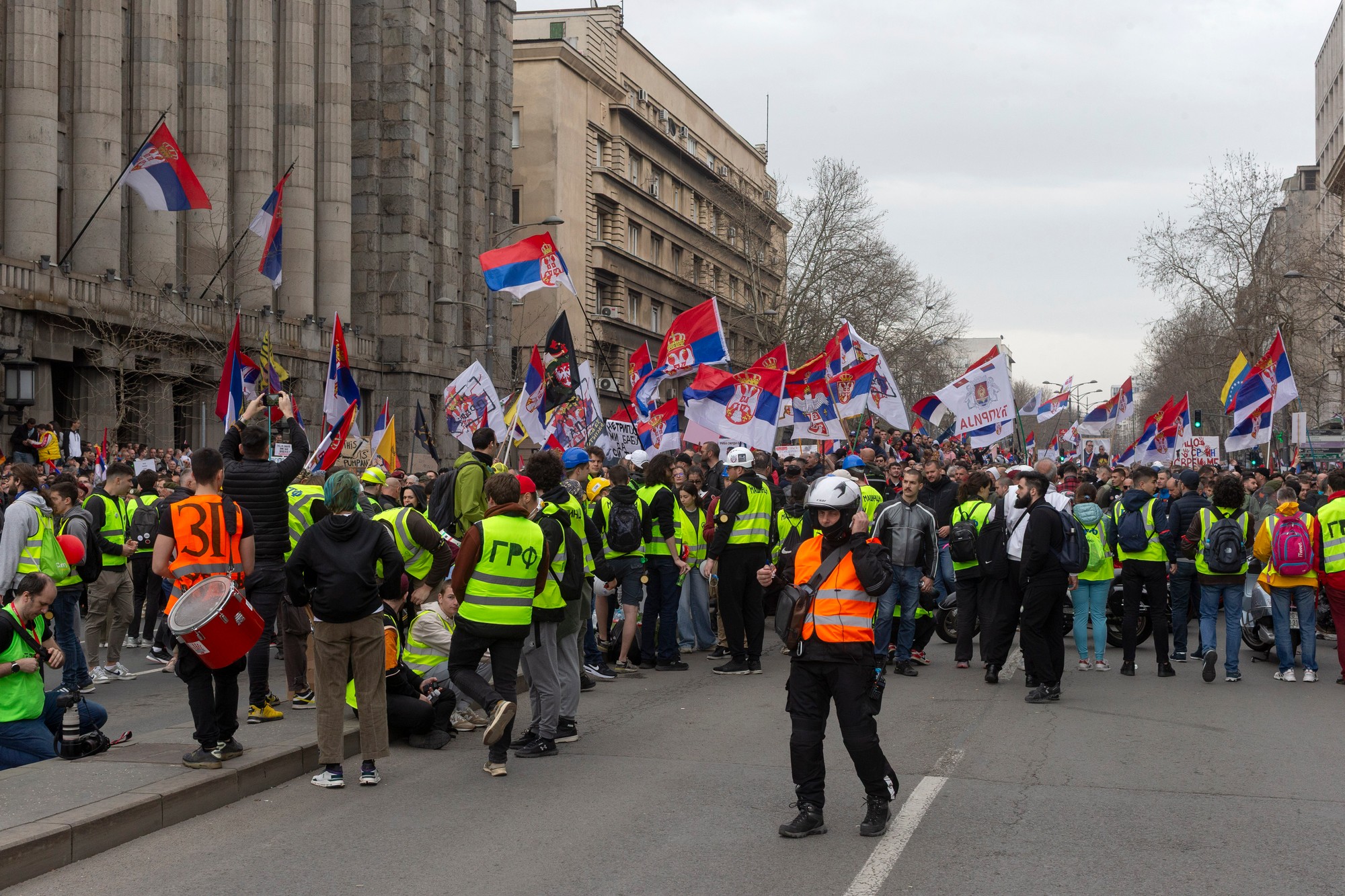 Protivládne zhromaždenie v Belehrade. 