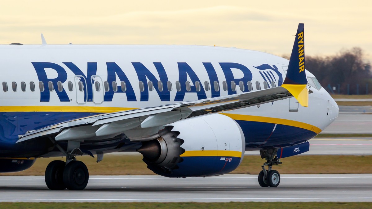 Samolot Ryanair gwałtownie zatrzymał się na pasie startowym