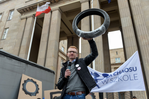 Artur Sierawski podczas Protestu 100 opon, zorganizowanego przez koalicję NIE dla chaosu w szkole przed budynkiem MEN w Warszawie