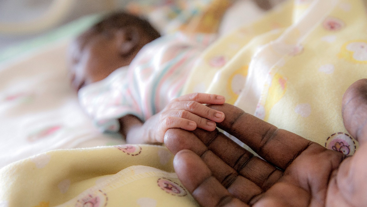Nowonarodzony Ayah leży w inkubatorze w Juba Teaching Hospital, w stolicy Sudanu Południowego. Jego matka wykrwawiła się na śmierć przy porodzie. Chłopczyk waży tylko 1,3 kg i walczy z żółtaczką i sepsą.