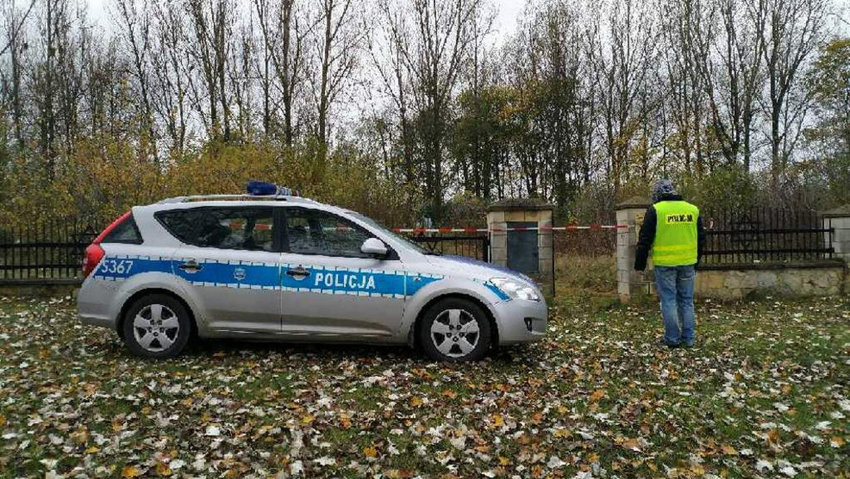 W Krakowie przeprowadzono dziś sekcję zwłok noworodka, który wczoraj został odnaleziony na cmentarzu żydowskim w Ożarowie w powiecie opatowskim. Śledczy nie chcą jednak ujawnić nawet wstępnych wyników tych badań. Cały czas poszukują natomiast matki chłopca.