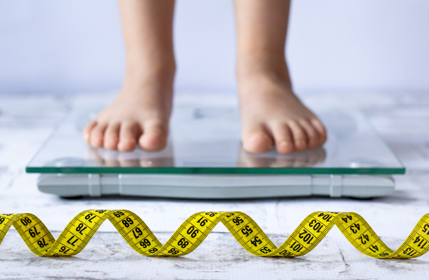 Nauka zdalna pogłębia problem otyłości wśród dzieci.
