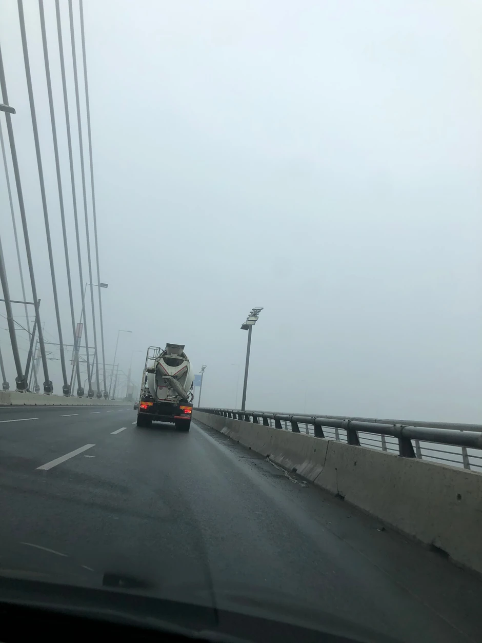 Ne vidi se gotovo vrh i završetak mosta na Adi