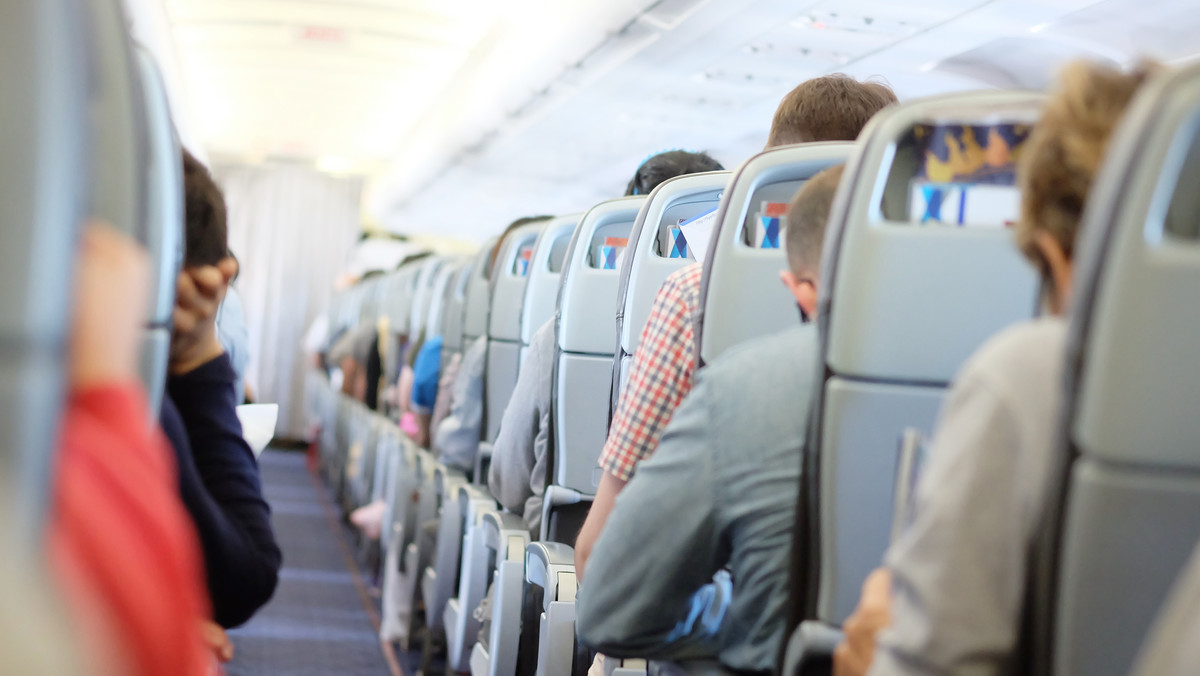 American Airlines pozwalają na podróż bez maski