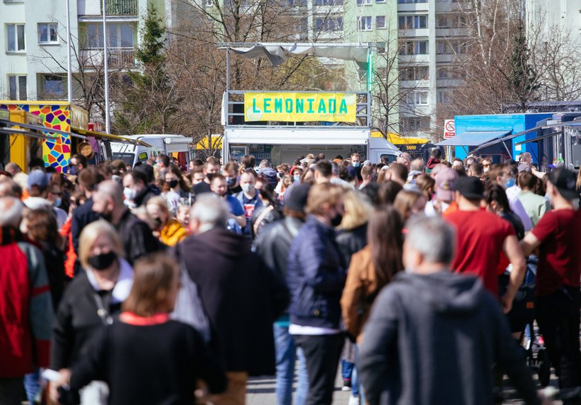 Warszawa. Tłumy na zlocie foodtrucków. Nie przestrzegano obostrzeń