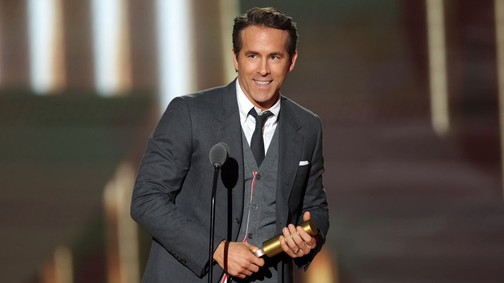 Olvadásveszély: Ryan Reynolds a kislányaitól kapott karkötőben lépett színpadra