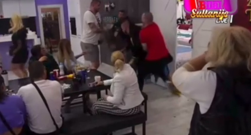 Filip Car udario Bilala pesnicom pred punom sobom