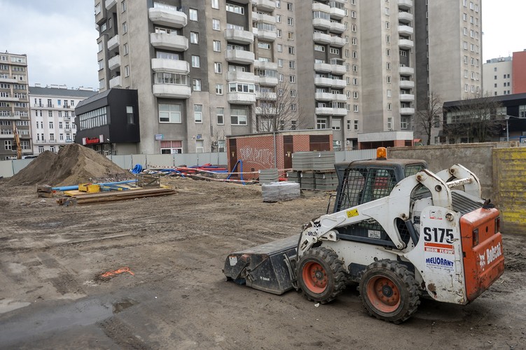 Kierownik kontraktu tej firmy Krzysztof Piasecki powiedział, że prace nad 'Płocką' rozpoczęły się najpóźniej, od początku lutego br. 'W przyszłym tygodniu, w weekend 7-9 kwietnia planujemy zakończenie robót w obrębie ul. Wolskiej, zostanie otwarta dla ruchu, zamknięta w ten sam weekend zostanie ul. Płocka' - powiedział Piasecki.
<br>
Do wykonywania ścian szczelinowych 'w zasadniczym zakresie' na stacji 'Płocka' wykonawca ma przystąpić w czerwcu tego roku.<br><br> (mr) PAP/Marcin Obara