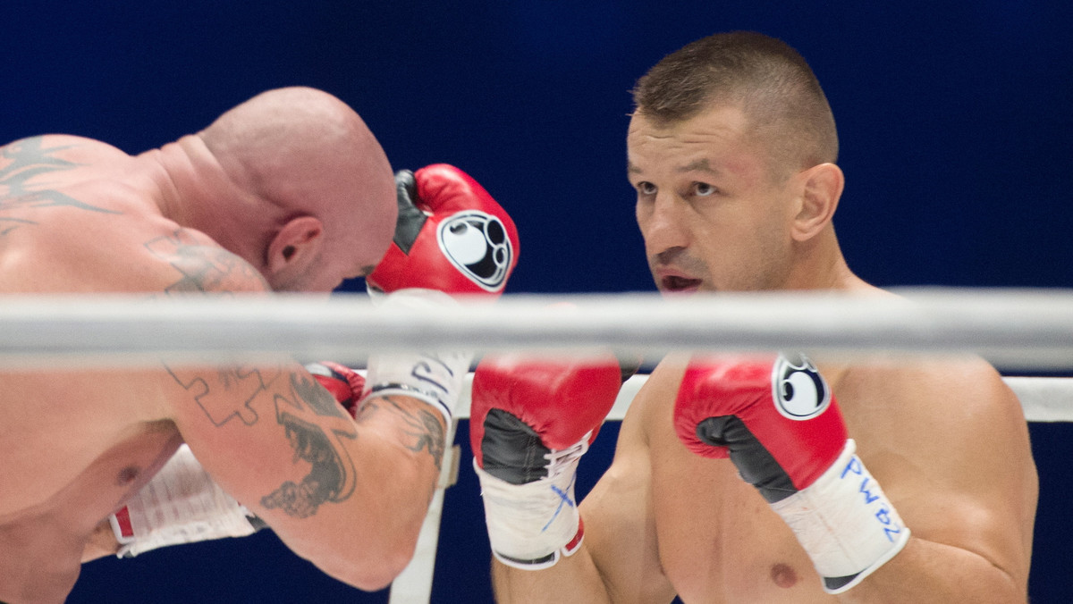 Tomasz Adamek pokonał Przemysława Saletę w walce wieczoru podczas gali Polsat Boxing Night w Łodzi. "Góral" od początku pojedynku dominował i z rundy na rundę stopniowo osłabiał swojego przeciwnika. Po starciu piątym siedzący w narożniku Saleta zasygnalizował, że kontuzja barku nie pozwala mu na kontynuowanie walki. Jego sekundanci poddali zawodnika (fot. PAP/Grzegorz Michałowski).