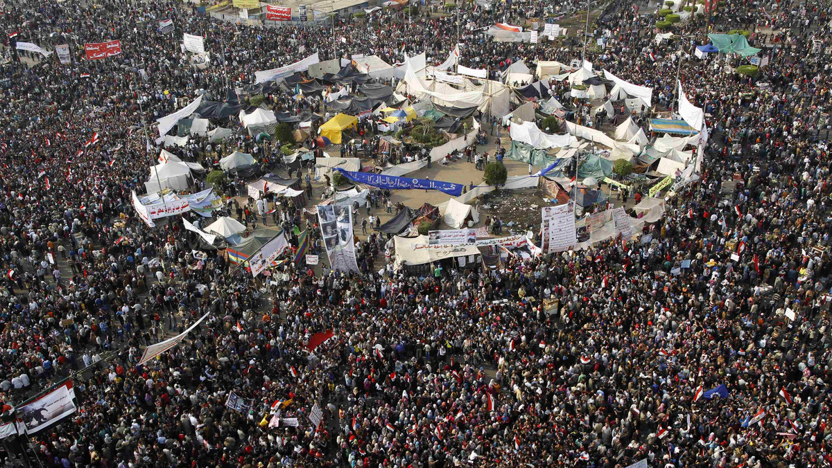 Dziesiątki tysięcy Egipcjan, żądających natychmiastowego przekazania przez wojsko władzy cywilom, zapełniło kairski plac Tahrir w największej demonstracji w ciągu trwających od tygodnia ulicznych protestów i policyjnych kontrakcji.