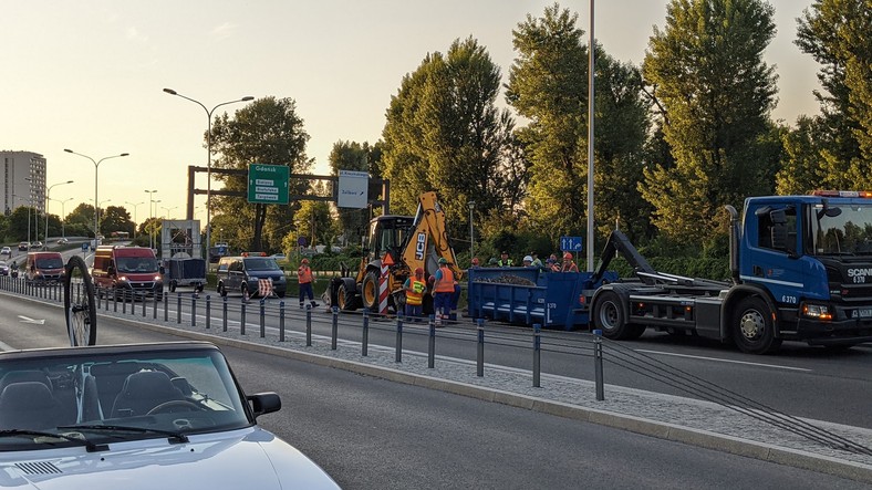 Na Wisłostradzie zapadła się jezdnia. Tworzą się korki