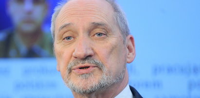 Macierewicz: działania wojskowych śledczych wianem dla Rosji?