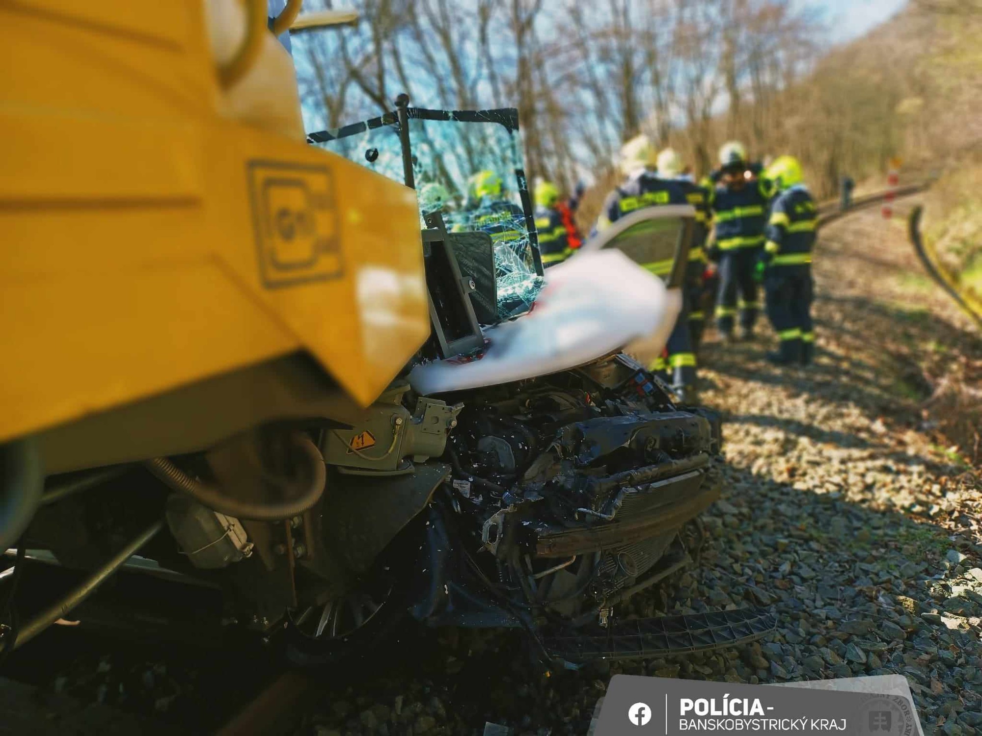 Na železničnom priecestí v obci Pitelová v okrese Žiar nad Hronom sa zrazil vlak s osobným autom.