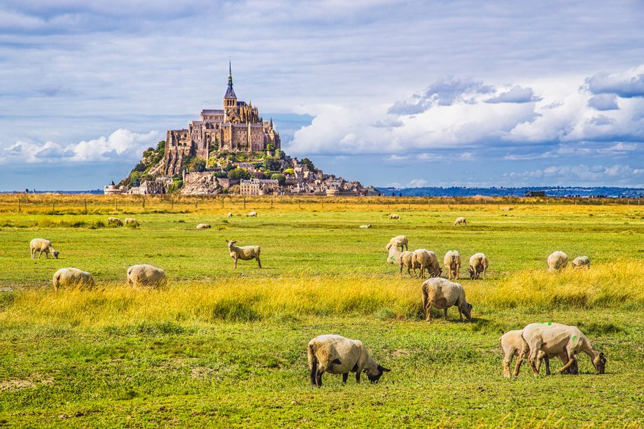 Wejdź po 268 schodach wykutych w skale, aby dotrzeć historycznej kaplicy Saint-Michel d'Aiguilhe we Francji. Kaplica została zbudowana w 962 roku i położona jest na 85-metrowej wulkanicznej skale.