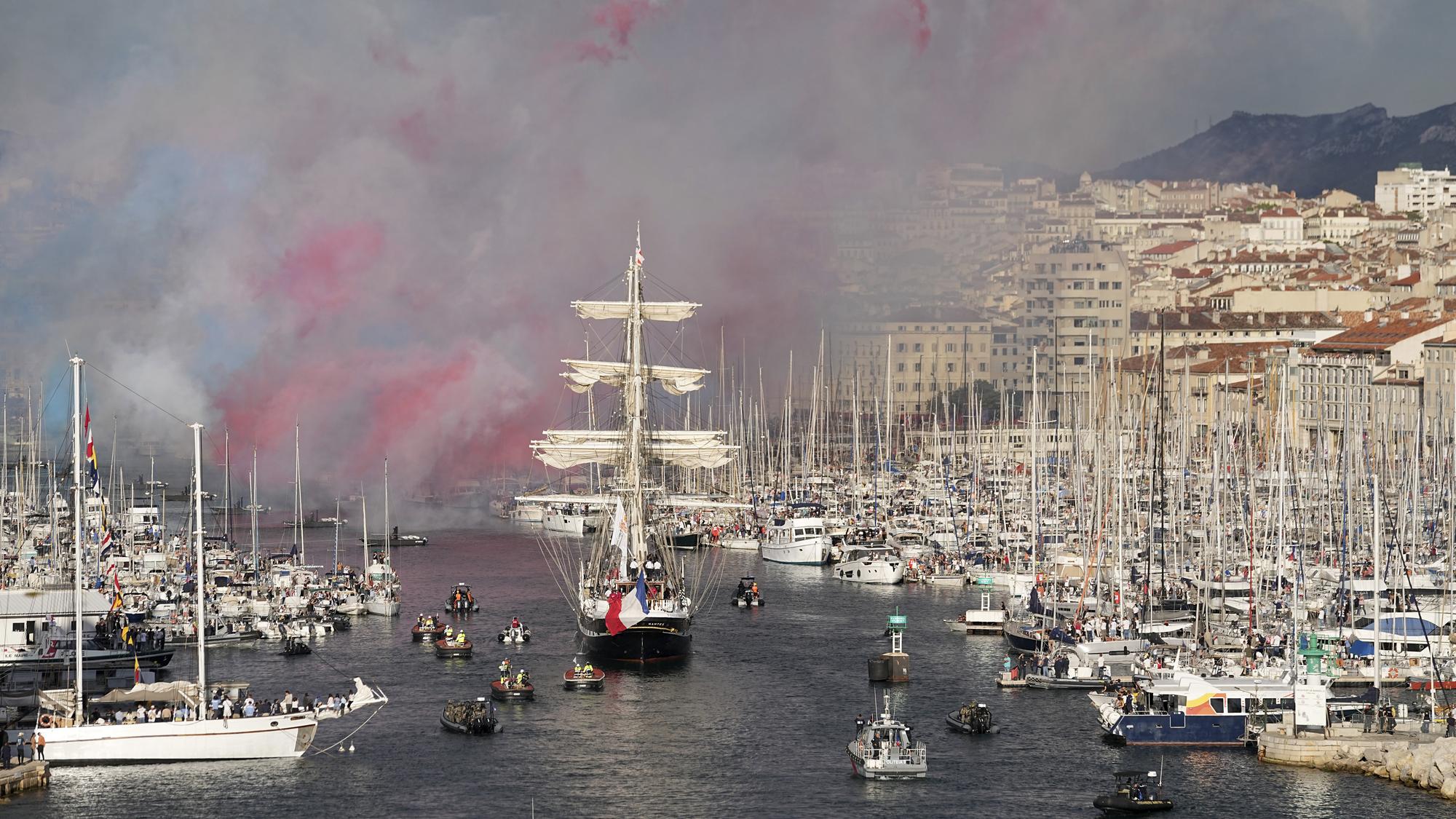 Trojsťažňová plachetnica Belem, ktorá prináša olympijský oheň z Grécka, pláva do starého prístavu vo francúzskom Marseille.