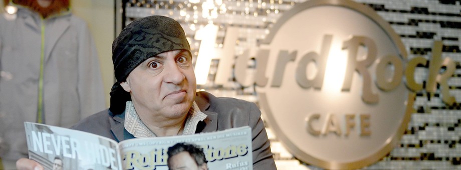 Muzyk Steven van Zandt trzyma "Rolling Stone"