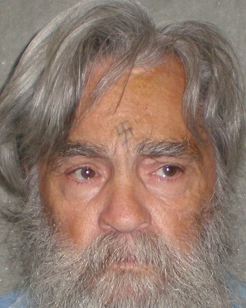 Čarls Menson danas kao 78-godišnjak, nalazi se u zatvoru u Kaliforniji, gde služi doživotnu kaznu