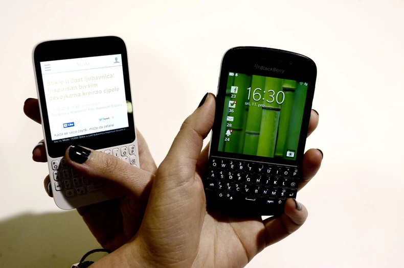 Q5 (levo) je za oko 150 evra jeftiniji od Q10, a ima slične performanse