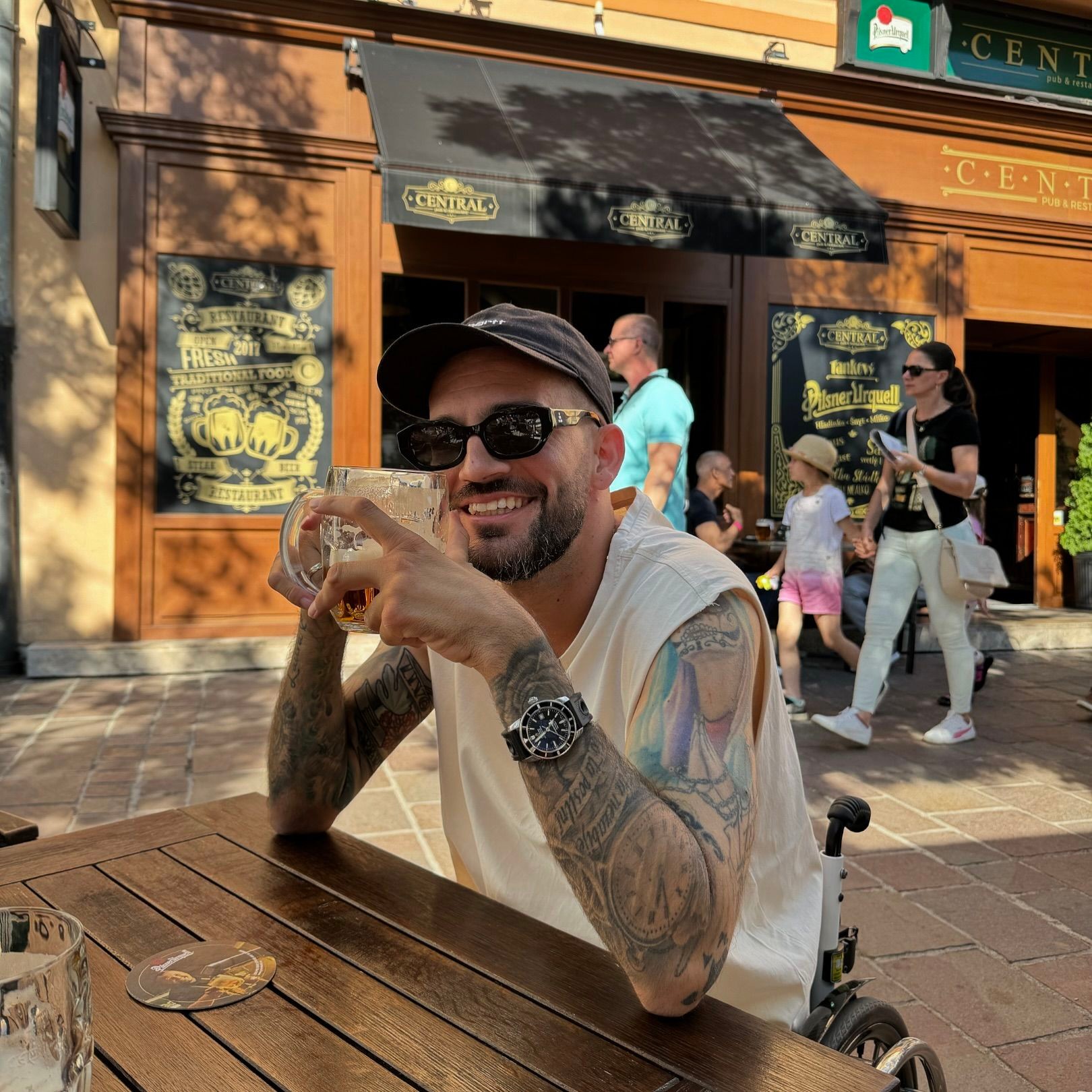 Komik a moderátor Bekim Aziri.