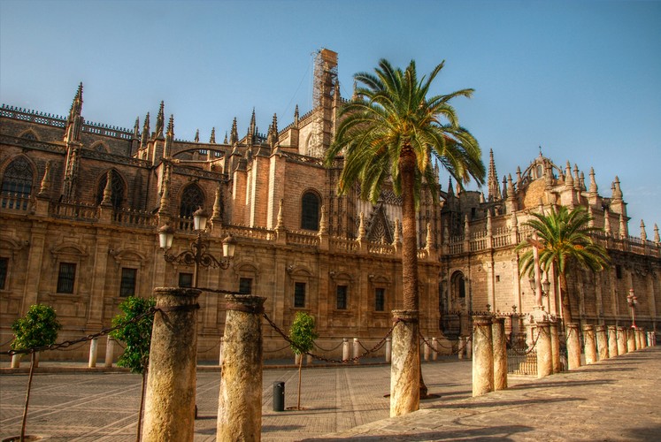 10. miejsce: Katedra Najświętszej Marii Panny w Sewilli - gotycka katedra, powstała w Sewilli w miejscu meczetu zbudowanego przez muzułmańską dynastię Almohadów. Katedra jest największym i jednym z najwspanialszych kościołów gotyckich na świecie.