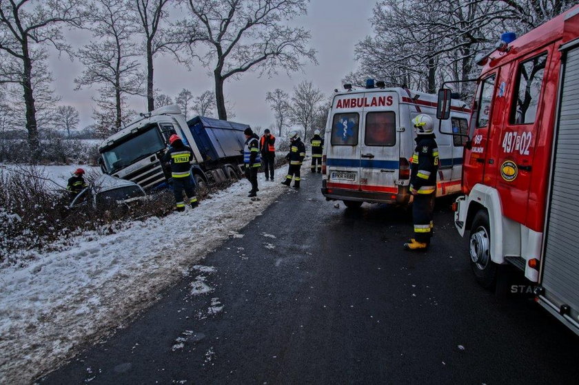 Groźny wypadek pod Krotoszynem. Z samochodu została miazga