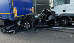 Śmiertelny wypadek na A2. Auto osobowe zmiażdżone między dwiema ciężarówkami. Nie żyje kobieta