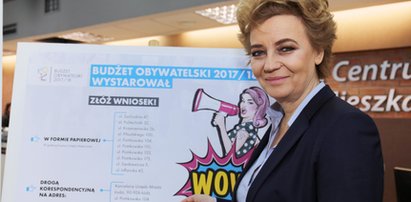 Hanna Zdanowska przy fontannie