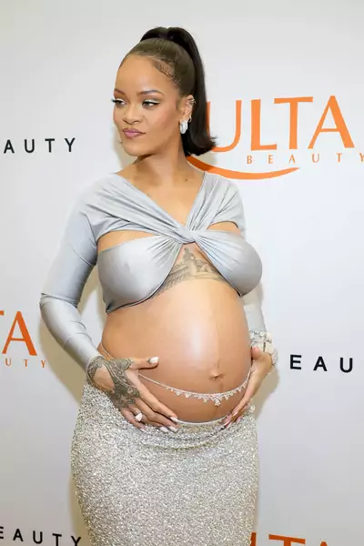 Rihanna w salonie swojej marki Fenty Beauty Fot. Kevin Mazur/Getty Images for Fenty Beauty by Rihanna