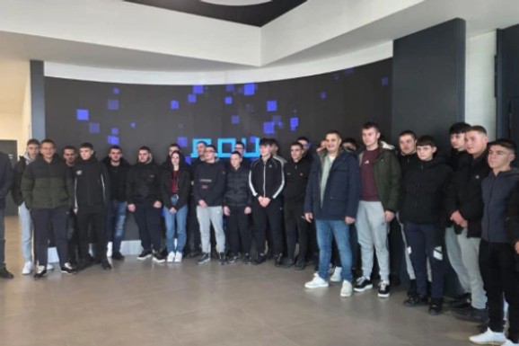 Učenici vukovarske Tehničke škole Nikola Tesla danas posetili hram Svetog Save: Dočekao ih patrijarh Porfirije