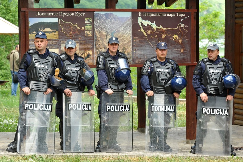 Rušenje nadziru jake policijske snage
