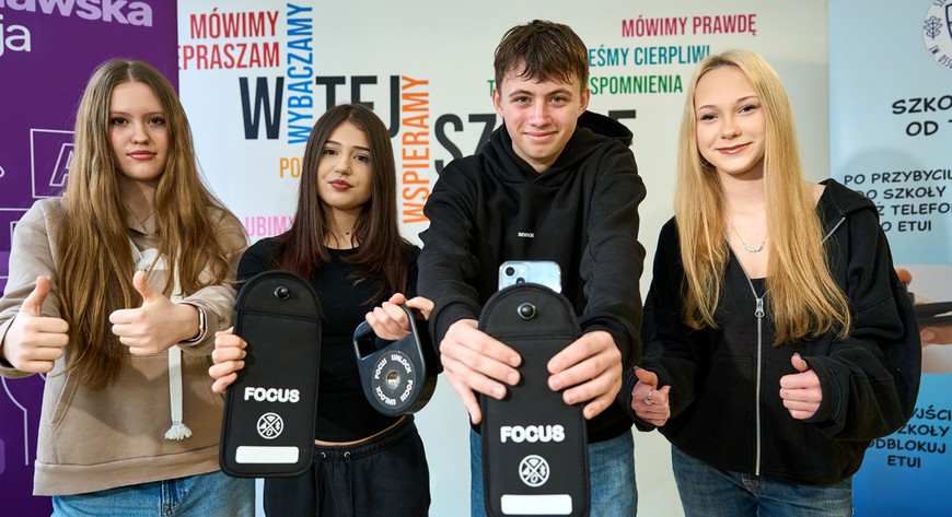 Uczniowie SP 50 i SP 83 chowają telefony w szafkach albo w specjalnym etui, w którym sygnał jest blokowany.