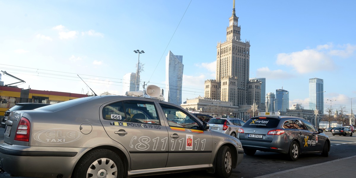 Trwają prace nad przepisami regulującymi zasady wykonywania przewozów osób samochodami osobowymi - nowe prawo jest obecnie procedowane w Kancelarii Premiera.