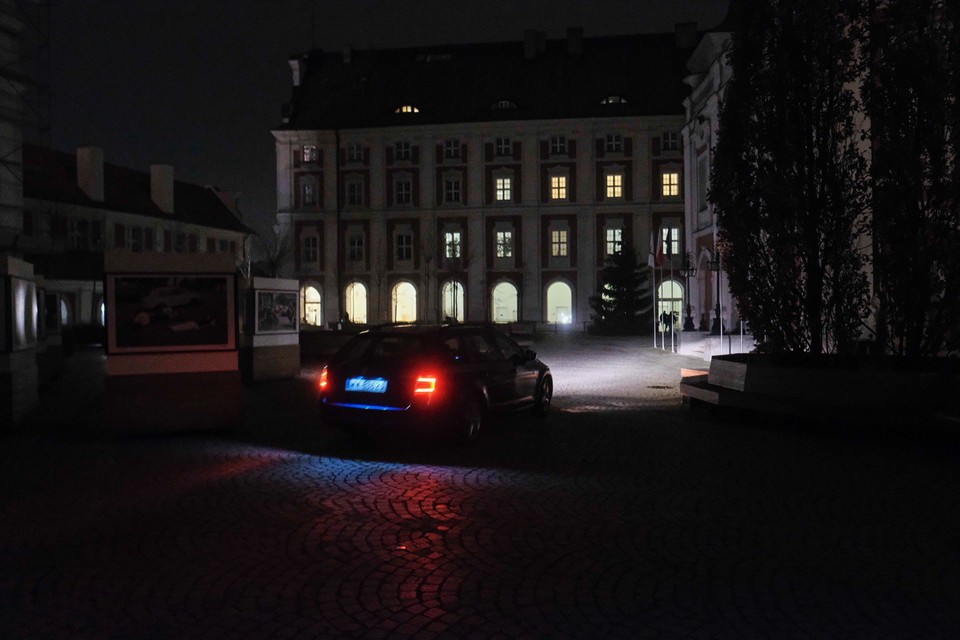 Poznań. Dziedziniec Urzędu Miasta. Protest samorządowców miast polskich przeciwko wetu polskiego rządu w sprawie budżetu Unii Europejskiej .