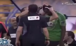 Bramkarz upokorzony podczas meczu w Arabii Saudyjskiej. Obcięli mu włosy, bo miał antyislamską fryzurę. WIDEO