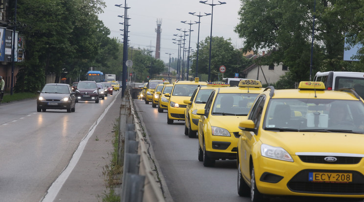 A taxisok folytatják a demonstrációjukat / Fotó: Weber Zsolt
