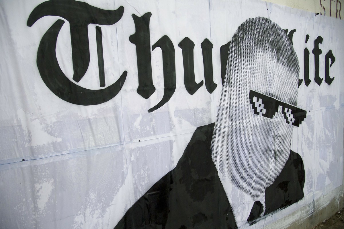 Bartłomiej Misiewicz na muralu Thug Life (ang. Bandyckie życie) w Gdyni w 2017 roku