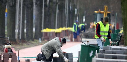 Budują ścieżki rowerowe na zimę, a o łataniu dziur zapomnieli