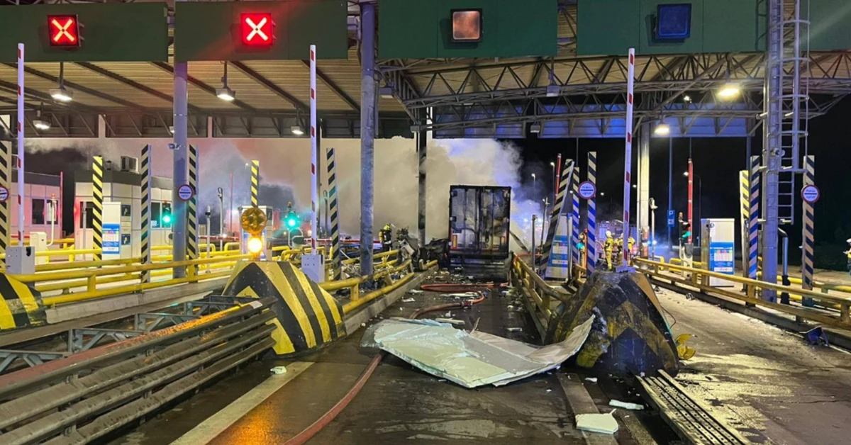 Tragedia na autostradzie. Ciężarówka staranowała bramki i stanęła w płomieniach