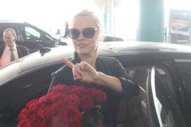 Pamelu Anderson na aerodromu dočekao OVAJ ČUVENI BEOGRAĐANIN i poklonio joj TEGLU AJVARA I CVEĆE: "Pričalo se da me je ŽENA IZBACILA IZ STANA zbog toga, ali.."