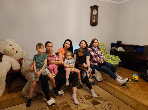 W salonie w mieszkaniu w Białymstoku. Od lewej: Ania z Mironem i Tamilą, Tania z Ariną, Irina z Markiem i Anastazja