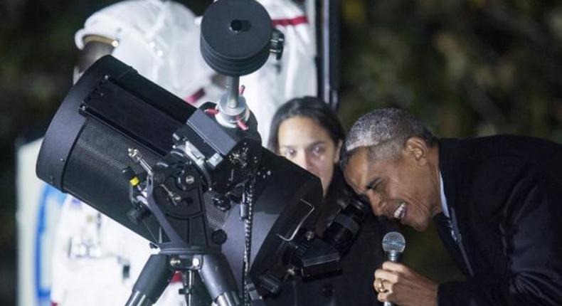 Obama, budding astronomers look at moon, dream of Mars at White House