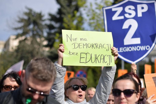 Warszawa, 24.04.2019. Uczestnicy „Ogólnopolskiej Manifestacji dla Szkoły