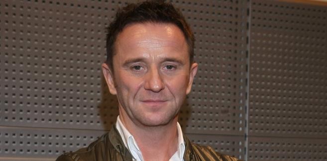 <b>Paweł Wilczak</b> zajmował się zbieraniem, sortowaniem i pakowaniem warzyw i owoców w Holandii. W Polsce kelnerował, był kierowcą i copywriterem.