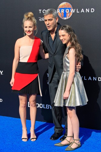 Britt Robertson, George Clooney i Raffey Cassidy