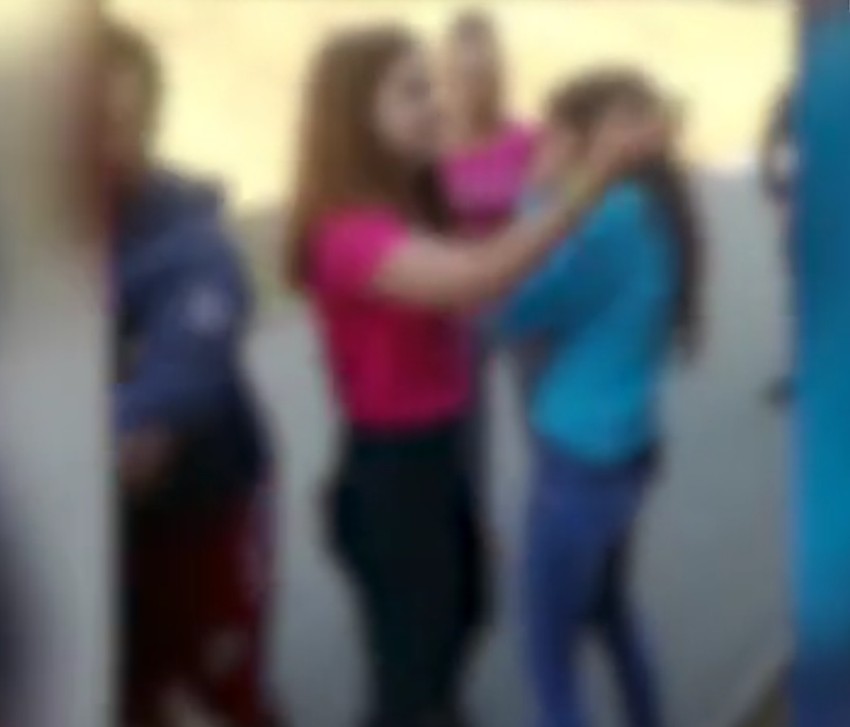 Dve tinejdžerke tukle su vršnjakinju, a kako se kasnije ispostavilo, maltretiranje devojčice događalo se i ranije