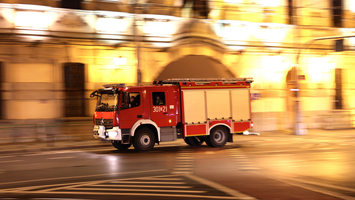 Groźny incydent w Lublinie. Samochód przed sklepem stanął w płomieniach